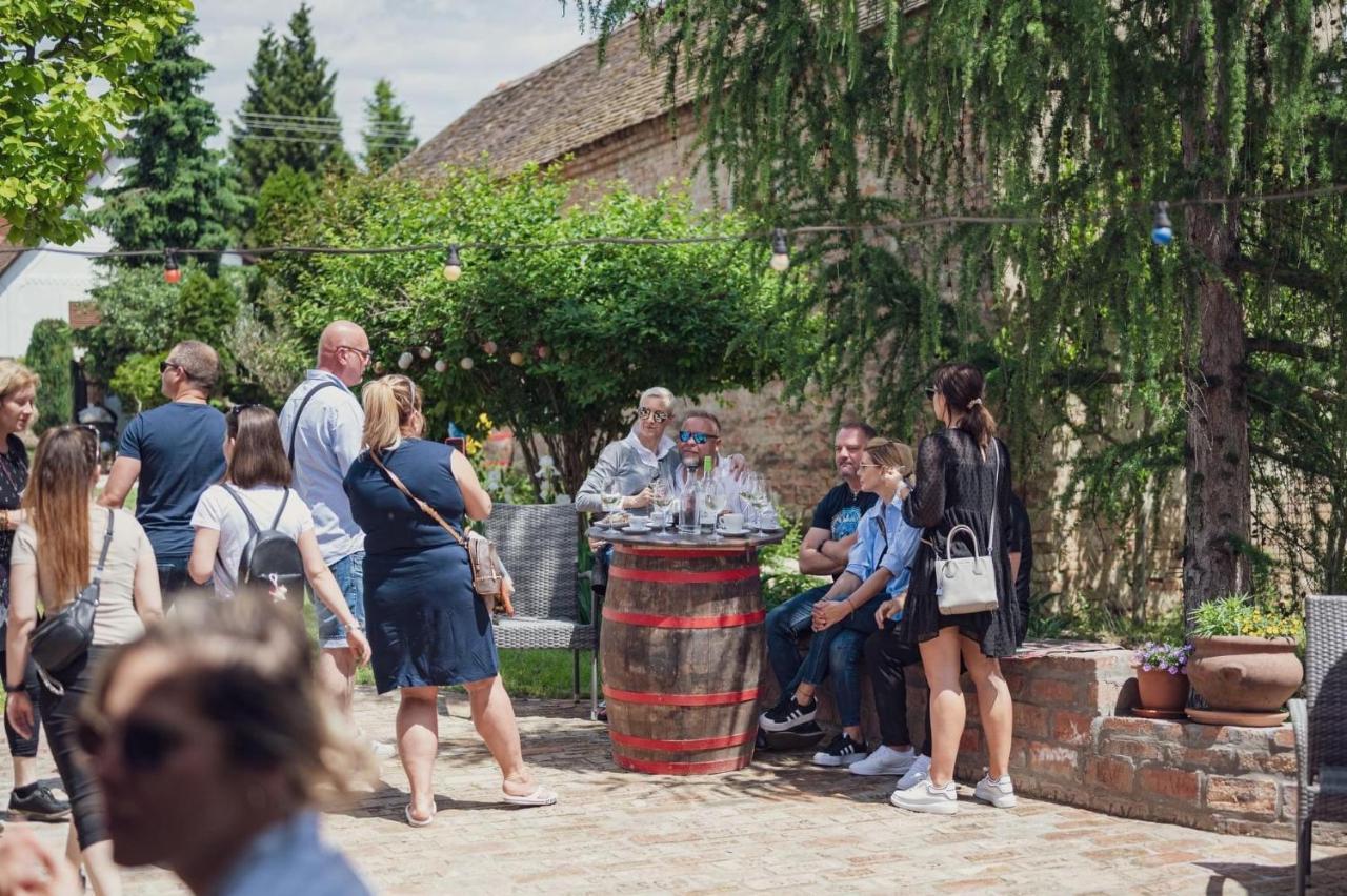 Ferienwohnung Vaj Bisztro Es Vendeghaz Palkonya Exterior foto